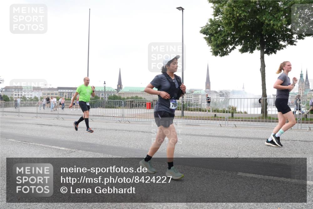 29.06.2025 - hella hamburg halbmarathon Lena Gebhardt http://msf.ph/oto/8424227 29.06.2025 10:53:17 Lombardsbrücke 768, 1340, 1709, 1900, 1906, 1984, 2065, 2146, 2291, 2409, 2429, 2701, 2988, 3226, 3787, 4195, 4595, 4626, 4729, 5428, 5562, 5815, 6041, 6044, 6135, 6521, 7068, 7483, 7611, 7681, 7737, 7876, 8189, 8212, 8414, 8515, 8906, 9077, 9456, 9545, 9685, 9764, 9785, 10043, 10055, 10175, 10417, 10490, 10568, 10661, 10981, 11520, 11524, 11919, 12127, 12128, 12193, 12219, 12700, 13489, 13916, 13917, 14038, 14765, 14807, 14977, 14979, 16137 meine-sportfotos.de