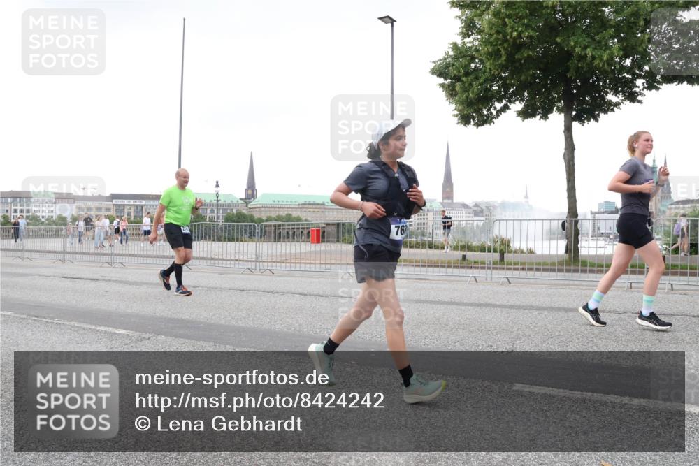 29.06.2025 - hella hamburg halbmarathon Lena Gebhardt http://msf.ph/oto/8424242 29.06.2025 10:53:17 Lombardsbrücke 76, 1340, 1709, 1900, 1906, 1984, 2065, 2146, 2291, 2409, 2429, 2701, 2988, 3226, 3787, 4195, 4595, 4626, 4729, 5428, 5562, 5815, 6041, 6044, 6135, 6521, 7068, 7483, 7611, 7681, 7737, 7876, 8189, 8212, 8414, 8515, 8906, 9077, 9456, 9545, 9685, 9764, 9785, 10043, 10055, 10175, 10417, 10490, 10568, 10661, 10981, 11520, 11524, 11919, 12127, 12128, 12193, 12219, 12700, 13489, 13916, 13917, 14038, 14765, 14807, 14977, 14979, 16137 meine-sportfotos.de
