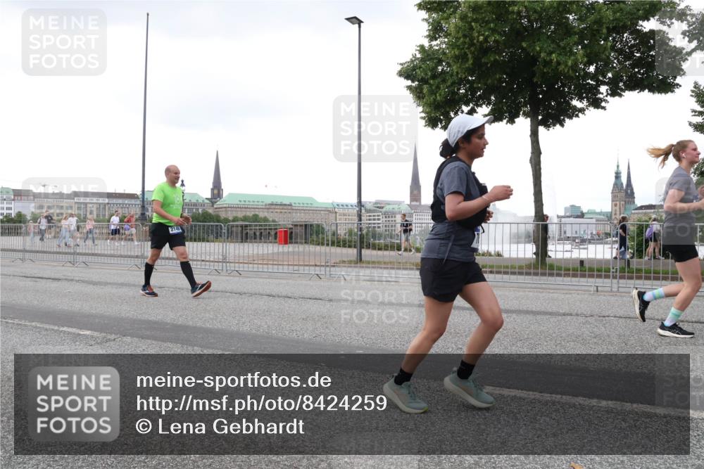 29.06.2025 - hella hamburg halbmarathon Lena Gebhardt http://msf.ph/oto/8424259 29.06.2025 10:53:17 Lombardsbrücke 2146, 1340, 1709, 1900, 1906, 1984, 2065, 2146, 2291, 2409, 2429, 2701, 2988, 3226, 3787, 4195, 4595, 4626, 4729, 5428, 5562, 5815, 6041, 6044, 6135, 6521, 7068, 7483, 7611, 7681, 7737, 7876, 8189, 8212, 8414, 8515, 8906, 9077, 9456, 9545, 9685, 9764, 9785, 10043, 10055, 10175, 10417, 10490, 10568, 10661, 10981, 11520, 11524, 11919, 12127, 12128, 12193, 12219, 12700, 13489, 13916, 13917, 14038, 14765, 14807, 14977, 14979, 16137 meine-sportfotos.de