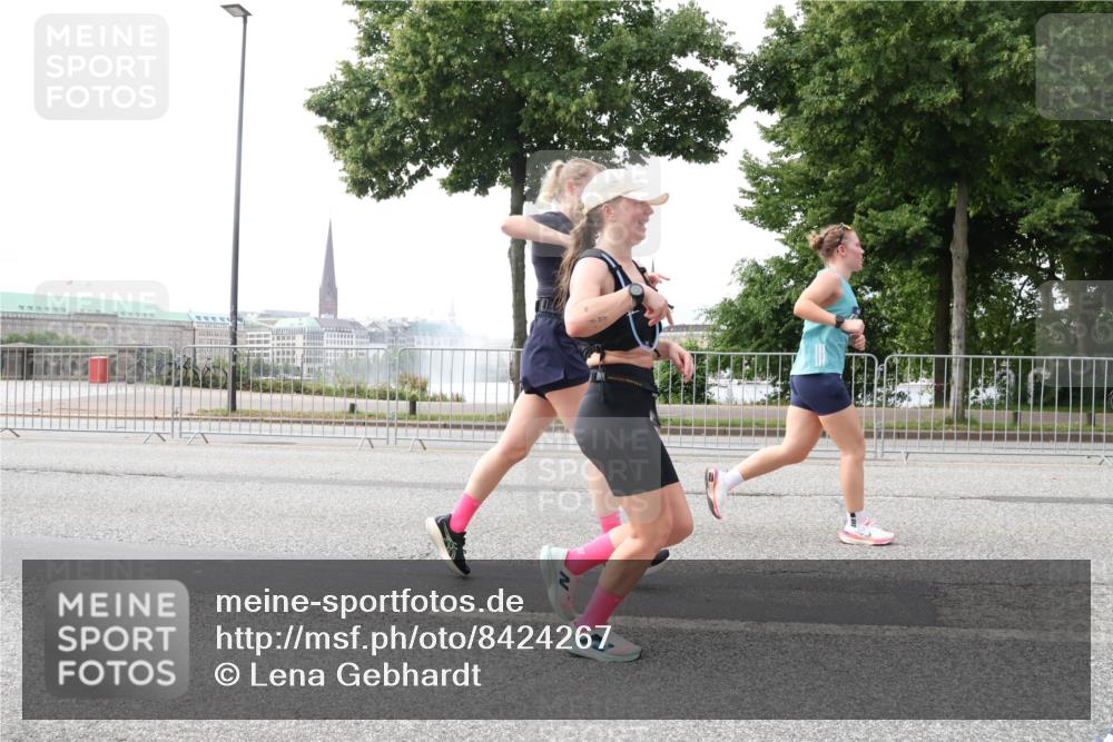 29.06.2025 - hella hamburg halbmarathon Lena Gebhardt http://msf.ph/oto/8424267 29.06.2025 10:28:26 Lombardsbrücke 100, 3445, 4700, 5369, 5604, 5718, 5847, 5903, 5939, 6102, 6418, 6632, 7497, 7667, 7980, 8215, 8327, 8560, 9642, 9653, 9654, 9716, 9855, 10434, 11692, 11739, 12780, 12842, 13045, 13296, 13400, 13568, 13678, 14017, 14155, 15123, 15256, 15608, 16125, 16643, 18256, 18293, 18604, 19180 meine-sportfotos.de