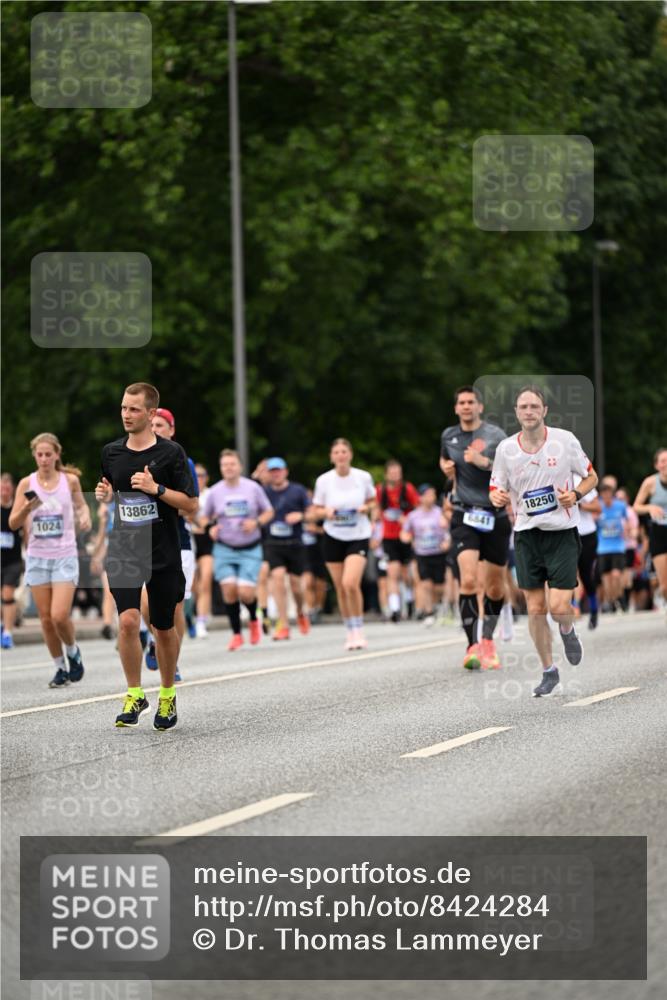 29.06.2025 - hella hamburg halbmarathon Dr. Thomas Lammeyer http://msf.ph/oto/8424284 29.06.2025 10:49:23 Kennedybrücke 1024, 1273, 1685, 1713, 1798, 3238, 3506, 4337, 4388, 6002, 6841, 6888, 6922, 7216, 7541, 8605, 8745, 8907, 9084, 9085, 10223, 10668 meine-sportfotos.de