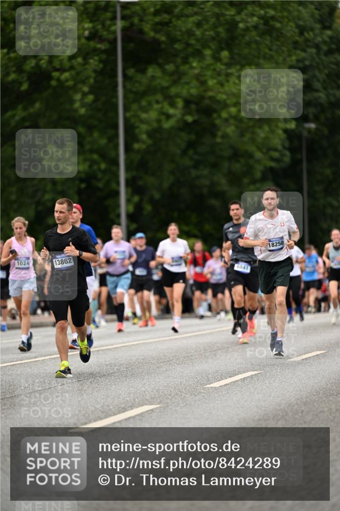 29.06.2025 - hella hamburg halbmarathon Dr. Thomas Lammeyer http://msf.ph/oto/8424289 29.06.2025 10:49:23 Kennedybrücke 1024, 1273, 1685, 1713, 1798, 3238, 3506, 4337, 4388, 6002, 6841, 6888, 6922, 7216, 7541, 8605, 8745, 8907, 9084, 9085, 10223, 10668 meine-sportfotos.de