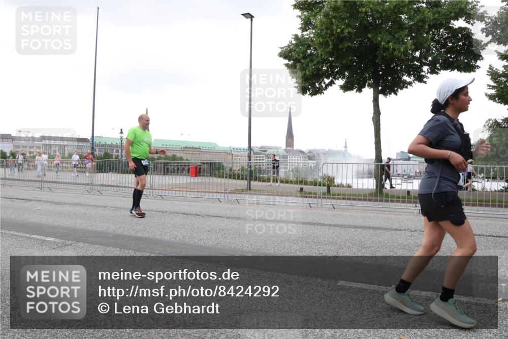 29.06.2025 - hella hamburg halbmarathon Lena Gebhardt http://msf.ph/oto/8424292 29.06.2025 10:53:18 Lombardsbrücke 1340, 1709, 1900, 1906, 1984, 2065, 2146, 2291, 2409, 2429, 2701, 2988, 3226, 3787, 4195, 4595, 4626, 4729, 5428, 5562, 5815, 6041, 6044, 6135, 6306, 6521, 7068, 7483, 7537, 7611, 7681, 7737, 7876, 8189, 8212, 8414, 8515, 8906, 9077, 9456, 9545, 9685, 9764, 9785, 10043, 10055, 10175, 10417, 10490, 10568, 10661, 10981, 11520, 11524, 11919, 12127, 12128, 12193, 12219, 12700, 13489, 13916, 13917, 14038, 14765, 14807, 14977, 14979, 16137 meine-sportfotos.de
