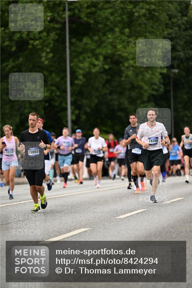 29.06.2025 - hella hamburg halbmarathon Dr. Thomas Lammeyer http://msf.ph/oto/8424294 29.06.2025 10:49:23 Kennedybrücke 1024, 1273, 1685, 1713, 1798, 3238, 3506, 4337, 4388, 6002, 6841, 6888, 6922, 7216, 7541, 8605, 8745, 8907, 9084, 9085, 10223, 10668 meine-sportfotos.de