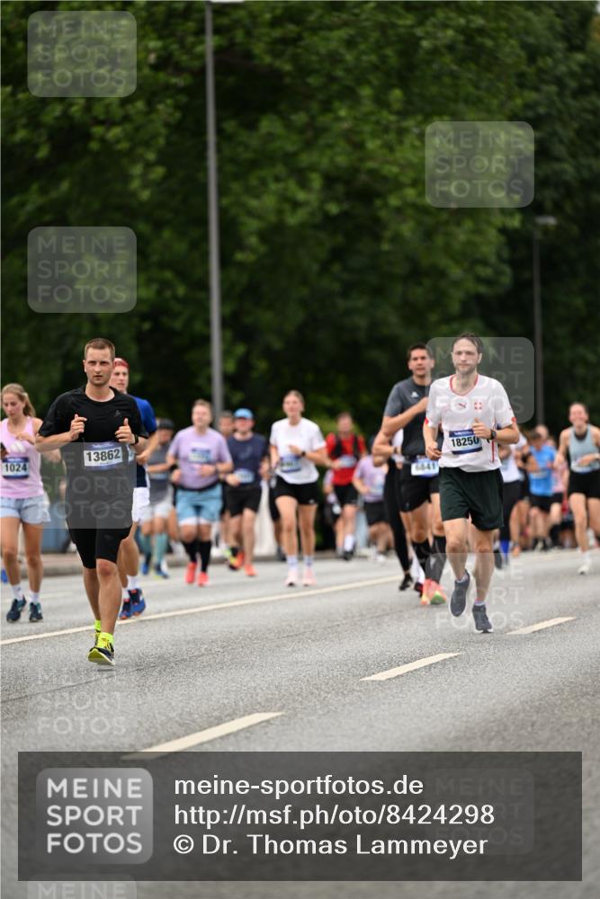 29.06.2025 - hella hamburg halbmarathon Dr. Thomas Lammeyer http://msf.ph/oto/8424298 29.06.2025 10:49:23 Kennedybrücke 1024, 1273, 1685, 1713, 1798, 3238, 3506, 4337, 4388, 6002, 6841, 6888, 6922, 7216, 7541, 8605, 8745, 8907, 9084, 9085, 10223, 10668 meine-sportfotos.de