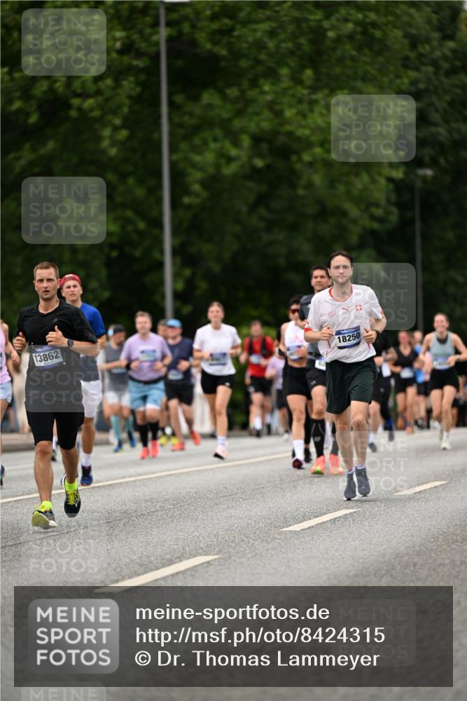29.06.2025 - hella hamburg halbmarathon Dr. Thomas Lammeyer http://msf.ph/oto/8424315 29.06.2025 10:49:24 Kennedybrücke 1024, 1273, 1685, 1713, 1798, 3238, 3506, 4337, 4388, 6002, 6841, 6888, 6922, 7216, 7541, 8605, 8745, 8907, 9084, 9085, 10223, 10668 meine-sportfotos.de