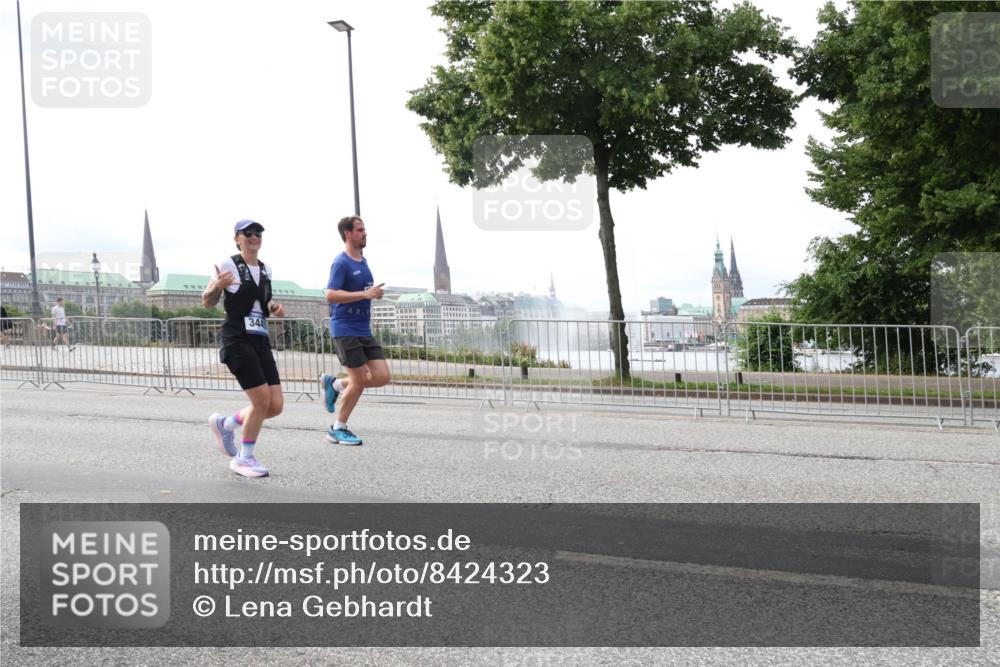 29.06.2025 - hella hamburg halbmarathon Lena Gebhardt http://msf.ph/oto/8424323 29.06.2025 10:28:26 Lombardsbrücke 344, 3445, 4700, 5369, 5604, 5718, 5847, 5903, 5939, 6102, 6418, 6632, 7497, 7667, 7980, 8215, 8327, 8560, 9642, 9653, 9654, 9716, 9855, 10434, 11692, 11739, 12780, 12842, 13045, 13296, 13400, 13568, 13678, 14017, 14155, 15123, 15256, 15608, 16125, 16643, 18256, 18293, 18604, 19180 meine-sportfotos.de