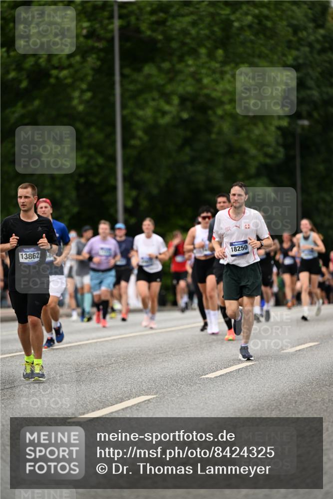 29.06.2025 - hella hamburg halbmarathon Dr. Thomas Lammeyer http://msf.ph/oto/8424325 29.06.2025 10:49:24 Kennedybrücke 1024, 1273, 1685, 1713, 1798, 3238, 3506, 4337, 4388, 6002, 6841, 6888, 6922, 7216, 7541, 8605, 8745, 8907, 9084, 9085, 10223, 10668 meine-sportfotos.de