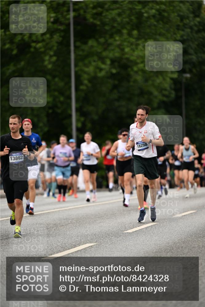 29.06.2025 - hella hamburg halbmarathon Dr. Thomas Lammeyer http://msf.ph/oto/8424328 29.06.2025 10:49:24 Kennedybrücke 1024, 1273, 1685, 1713, 1798, 3238, 3506, 4337, 4388, 6002, 6841, 6888, 6922, 7216, 7541, 8605, 8745, 8907, 9084, 9085, 10223, 10668 meine-sportfotos.de