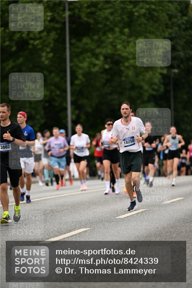 29.06.2025 - hella hamburg halbmarathon Dr. Thomas Lammeyer http://msf.ph/oto/8424339 29.06.2025 10:49:24 Kennedybrücke 1024, 1273, 1685, 1713, 1798, 3238, 3506, 4337, 4388, 6002, 6841, 6888, 6922, 7216, 7541, 8605, 8745, 8907, 9084, 9085, 10223, 10668 meine-sportfotos.de