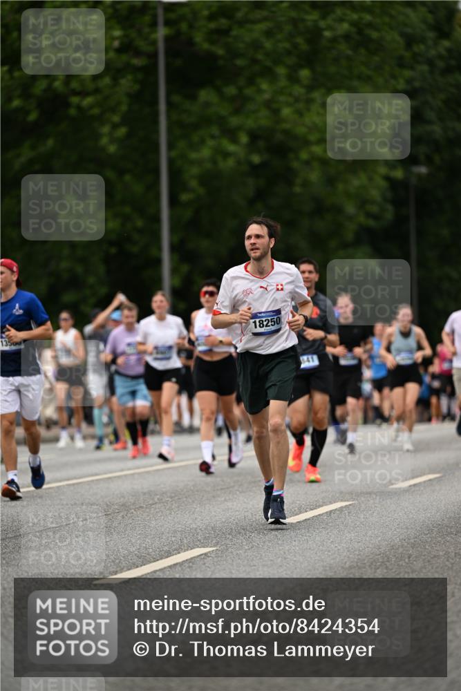 29.06.2025 - hella hamburg halbmarathon Dr. Thomas Lammeyer http://msf.ph/oto/8424354 29.06.2025 10:49:25 Kennedybrücke 1024, 1273, 1685, 1713, 1798, 3238, 3570, 4275, 4337, 4388, 6002, 6841, 6888, 6922, 7216, 7541, 8605, 8745, 8907, 9084, 9085, 10223, 10668 meine-sportfotos.de