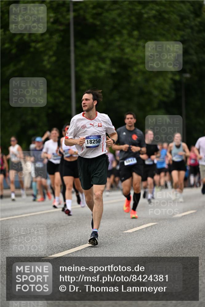 29.06.2025 - hella hamburg halbmarathon Dr. Thomas Lammeyer http://msf.ph/oto/8424381 29.06.2025 10:49:26 Kennedybrücke 1024, 1273, 1685, 1713, 1798, 3238, 3570, 4275, 4337, 4388, 5949, 6002, 6841, 6888, 6922, 7216, 7541, 8605, 8745, 8907, 9084, 9085, 10223, 10668 meine-sportfotos.de