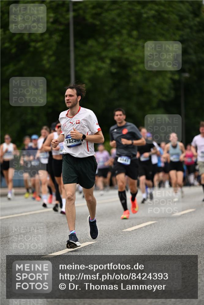 29.06.2025 - hella hamburg halbmarathon Dr. Thomas Lammeyer http://msf.ph/oto/8424393 29.06.2025 10:49:26 Kennedybrücke 1024, 1273, 1685, 1713, 1798, 3238, 3570, 4275, 4337, 4388, 5949, 6002, 6841, 6888, 6922, 7216, 7541, 8605, 8745, 8907, 9084, 9085, 10223, 10668 meine-sportfotos.de
