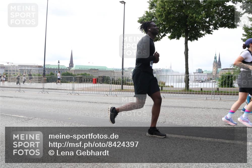 29.06.2025 - hella hamburg halbmarathon Lena Gebhardt http://msf.ph/oto/8424397 29.06.2025 10:28:28 Lombardsbrücke 3445, 4700, 5369, 5604, 5718, 5903, 5939, 6102, 6418, 6632, 7667, 7980, 8215, 8327, 8560, 9642, 9653, 9654, 9716, 9855, 10434, 11692, 12780, 12842, 13045, 13296, 13400, 13568, 13678, 14017, 14155, 15123, 15256, 15608, 16125, 16643, 18256, 18293, 18604, 19180 meine-sportfotos.de