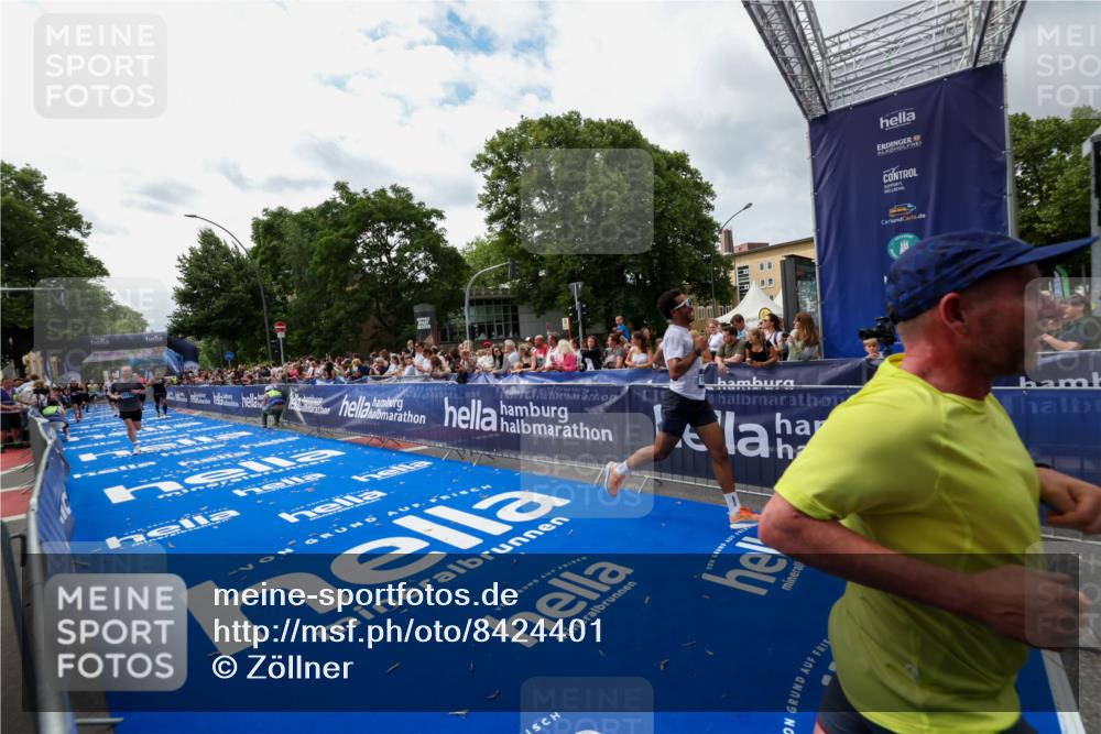 29.06.2025 - hella hamburg halbmarathon Zöllner http://msf.ph/oto/8424401 29.06.2025 10:33:47 Ziel 1396, 1743, 2228, 2243, 2746, 4246, 5193, 12595, 13771, 14310, 14466, 16755 meine-sportfotos.de