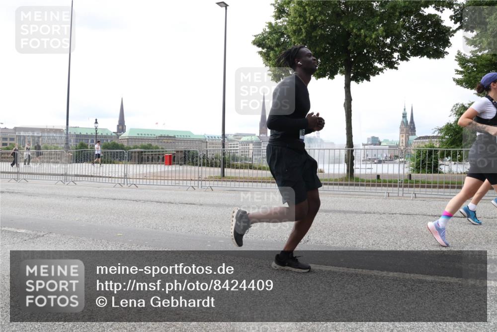 29.06.2025 - hella hamburg halbmarathon Lena Gebhardt http://msf.ph/oto/8424409 29.06.2025 10:28:28 Lombardsbrücke 3445, 4700, 5369, 5604, 5718, 5903, 5939, 6102, 6418, 6632, 7667, 7980, 8215, 8327, 8560, 9642, 9653, 9654, 9716, 9855, 10434, 11692, 12780, 12842, 13045, 13296, 13400, 13568, 13678, 14017, 14155, 15123, 15256, 15608, 16125, 16643, 18256, 18293, 18604, 19180 meine-sportfotos.de