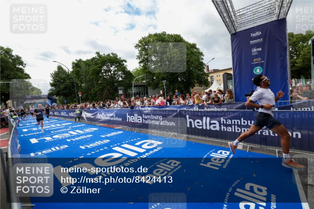 29.06.2025 - hella hamburg halbmarathon Zöllner http://msf.ph/oto/8424413 29.06.2025 10:33:47 Ziel 1396, 1743, 2228, 2243, 2746, 4246, 5193, 12595, 13771, 14310, 14466, 16755 meine-sportfotos.de