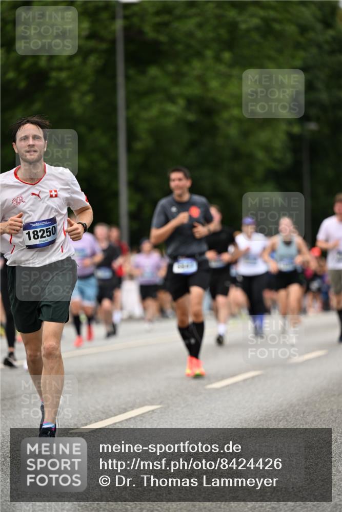 29.06.2025 - hella hamburg halbmarathon Dr. Thomas Lammeyer http://msf.ph/oto/8424426 29.06.2025 10:49:27 Kennedybrücke 1024, 1273, 1685, 1713, 1798, 3238, 3570, 4275, 4337, 4388, 5949, 6002, 6841, 6888, 7216, 7541, 8605, 8745, 8907, 9084, 9085, 10223, 10668 meine-sportfotos.de