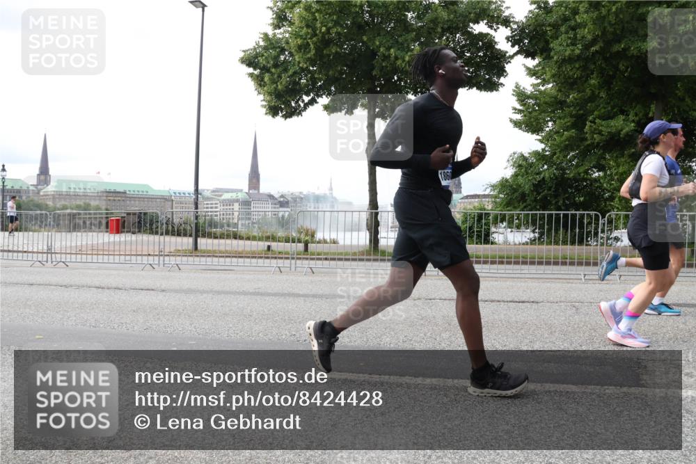 29.06.2025 - hella hamburg halbmarathon Lena Gebhardt http://msf.ph/oto/8424428 29.06.2025 10:28:28 Lombardsbrücke 1860, 3445, 4700, 5369, 5604, 5718, 5903, 5939, 6102, 6418, 6632, 7667, 7980, 8215, 8327, 8560, 9642, 9653, 9654, 9716, 9855, 10434, 11692, 12780, 12842, 13045, 13296, 13400, 13568, 13678, 14017, 14155, 15123, 15256, 15608, 16125, 16643, 18256, 18293, 18604, 19180 meine-sportfotos.de