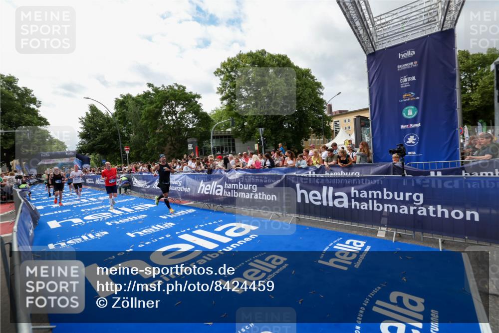 29.06.2025 - hella hamburg halbmarathon Zöllner http://msf.ph/oto/8424459 29.06.2025 10:33:51 Ziel 1743, 2228, 2243, 2746, 4246, 5193, 10865, 13771, 14310, 14466, 16243 meine-sportfotos.de