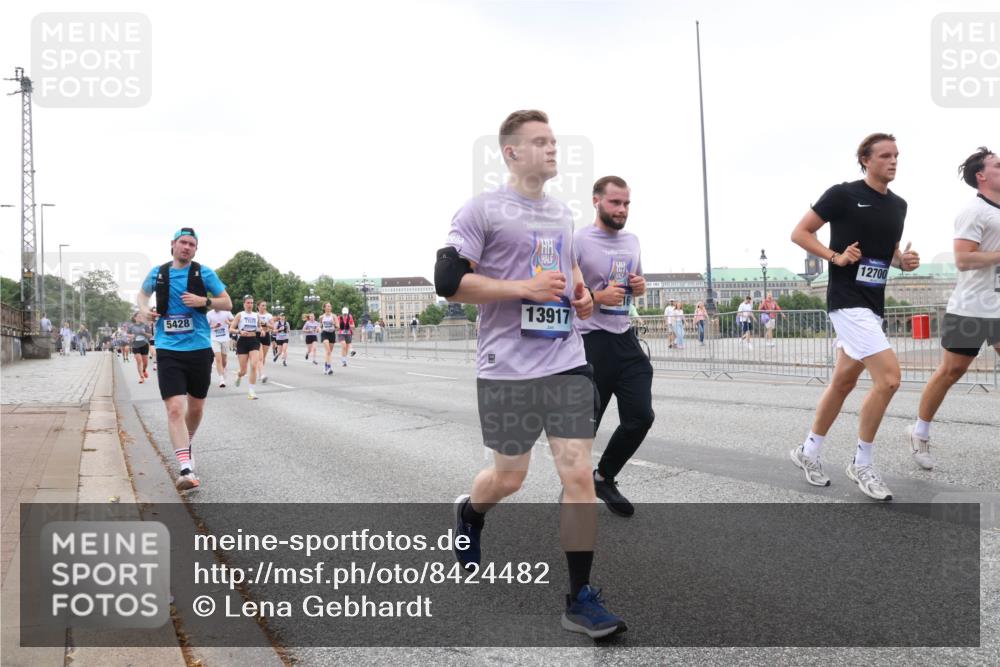 29.06.2025 - hella hamburg halbmarathon Lena Gebhardt http://msf.ph/oto/8424482 29.06.2025 10:53:20 Lombardsbrücke 5428, 13917, 12700, 1340, 1709, 1900, 1906, 1984, 2065, 2291, 2409, 2429, 2701, 2988, 3226, 3787, 4195, 4595, 4626, 5428, 5562, 5815, 5857, 6041, 6044, 6135, 6306, 6521, 6996, 7068, 7483, 7537, 7611, 7681, 7876, 7890, 8189, 8212, 8414, 8515, 8906, 9077, 9456, 9545, 9685, 9764, 9785, 10043, 10175, 10417, 10490, 10568, 10661, 11520, 11524, 11919, 12127, 12128, 12193, 12219, 12700, 13489, 13916, 13917, 14038, 14765, 14807, 14977, 14979, 16137 meine-sportfotos.de