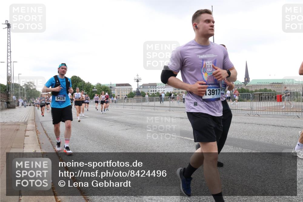 29.06.2025 - hella hamburg halbmarathon Lena Gebhardt http://msf.ph/oto/8424496 29.06.2025 10:53:20 Lombardsbrücke 5428, 17577, 3917, 1340, 1709, 1900, 1906, 1984, 2065, 2291, 2409, 2429, 2701, 2988, 3226, 3787, 4195, 4595, 4626, 5428, 5562, 5815, 5857, 6041, 6044, 6135, 6306, 6521, 6996, 7068, 7483, 7537, 7611, 7681, 7876, 7890, 8189, 8212, 8414, 8515, 8906, 9077, 9456, 9545, 9685, 9764, 9785, 10043, 10175, 10417, 10490, 10568, 10661, 11520, 11524, 11919, 12127, 12128, 12193, 12219, 12700, 13489, 13916, 13917, 14038, 14765, 14807, 14977, 14979, 16137 meine-sportfotos.de