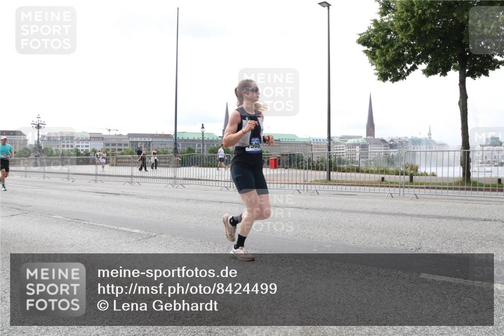 29.06.2025 - hella hamburg halbmarathon Lena Gebhardt http://msf.ph/oto/8424499 29.06.2025 10:28:29 Lombardsbrücke 505, 3445, 4700, 5250, 5369, 5604, 5718, 5903, 5939, 6102, 6418, 6632, 7667, 7980, 8215, 8327, 8560, 9642, 9653, 9654, 9716, 9855, 10068, 10434, 12780, 12842, 13045, 13296, 13400, 13568, 13678, 14017, 14155, 15123, 15256, 15608, 16125, 16643, 18256, 18293, 18604, 19180 meine-sportfotos.de