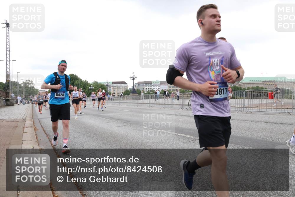 29.06.2025 - hella hamburg halbmarathon Lena Gebhardt http://msf.ph/oto/8424508 29.06.2025 10:53:20 Lombardsbrücke 5428, 17577, 3917, 1340, 1709, 1900, 1906, 1984, 2065, 2291, 2409, 2429, 2701, 2988, 3226, 3787, 4195, 4595, 4626, 5428, 5562, 5815, 5857, 6041, 6044, 6135, 6306, 6521, 6996, 7068, 7483, 7537, 7611, 7681, 7876, 7890, 8189, 8212, 8414, 8515, 8906, 9077, 9456, 9545, 9685, 9764, 9785, 10043, 10175, 10417, 10490, 10568, 10661, 11520, 11524, 11919, 12127, 12128, 12193, 12219, 12700, 13489, 13916, 13917, 14038, 14765, 14807, 14977, 14979, 16137 meine-sportfotos.de