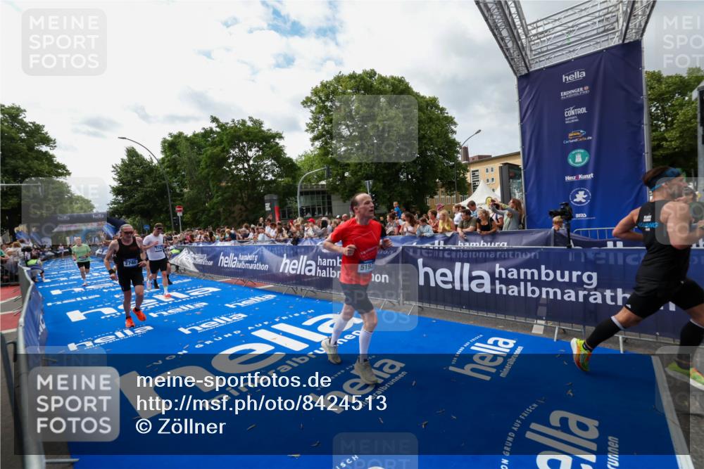 29.06.2025 - hella hamburg halbmarathon Zöllner http://msf.ph/oto/8424513 29.06.2025 10:33:52 Ziel 1743, 2228, 2243, 2746, 4246, 5193, 10865, 13771, 14310, 14466, 16243 meine-sportfotos.de