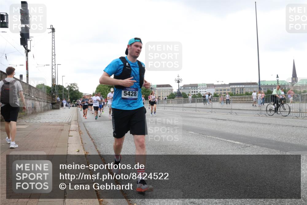 29.06.2025 - hella hamburg halbmarathon Lena Gebhardt http://msf.ph/oto/8424522 29.06.2025 10:53:21 Lombardsbrücke 5428, 1340, 1709, 1900, 1906, 1984, 2065, 2291, 2409, 2429, 2701, 2988, 3226, 3787, 4195, 4595, 4626, 5428, 5562, 5815, 5857, 6041, 6044, 6135, 6306, 6521, 6913, 6996, 7068, 7483, 7537, 7611, 7681, 7876, 7890, 8189, 8212, 8414, 8515, 8906, 9077, 9456, 9545, 9685, 9764, 9785, 10043, 10175, 10417, 10490, 10568, 10661, 11520, 11524, 11919, 12193, 12219, 12700, 13489, 13916, 13917, 14038, 14765, 14807, 14977, 14979, 16137 meine-sportfotos.de