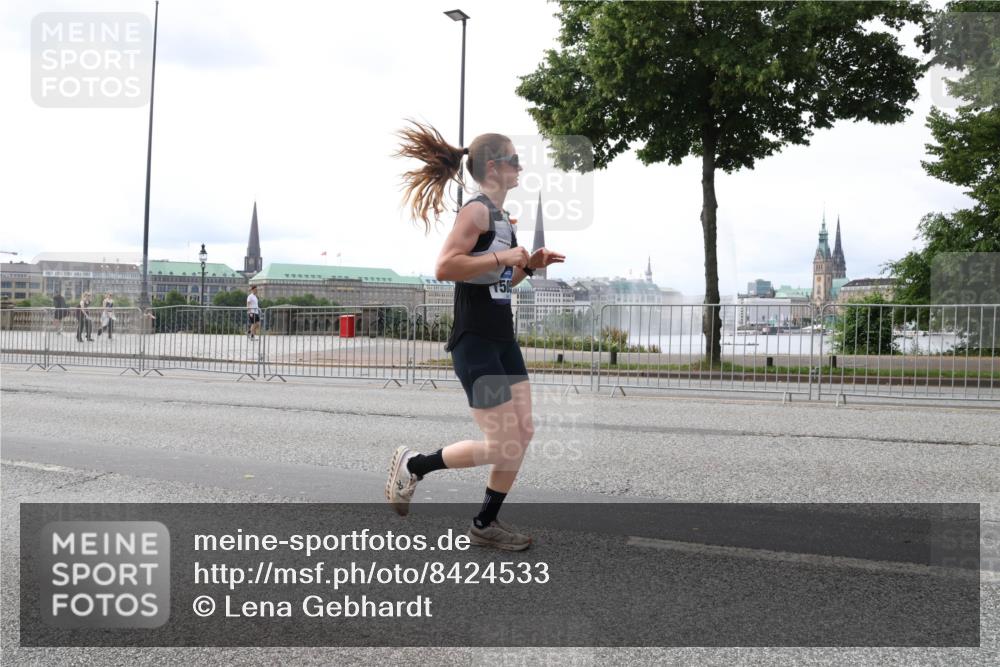 29.06.2025 - hella hamburg halbmarathon Lena Gebhardt http://msf.ph/oto/8424533 29.06.2025 10:28:29 Lombardsbrücke 3445, 4700, 5250, 5369, 5604, 5718, 5903, 5939, 6102, 6418, 6632, 7667, 7980, 8215, 8327, 8560, 9642, 9653, 9654, 9716, 9855, 10068, 10434, 12780, 12842, 13045, 13296, 13400, 13568, 13678, 14017, 14155, 15123, 15256, 15608, 16125, 16643, 18256, 18293, 18604, 19180 meine-sportfotos.de