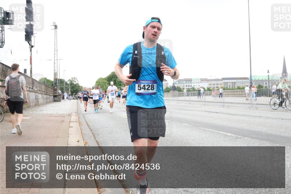 29.06.2025 - hella hamburg halbmarathon Lena Gebhardt http://msf.ph/oto/8424536 29.06.2025 10:53:21 Lombardsbrücke 5428, 1340, 1709, 1900, 1906, 1984, 2065, 2291, 2409, 2429, 2701, 2988, 3226, 3787, 4195, 4595, 4626, 5428, 5562, 5815, 5857, 6041, 6044, 6135, 6306, 6521, 6913, 6996, 7068, 7483, 7537, 7611, 7681, 7876, 7890, 8189, 8212, 8414, 8515, 8906, 9077, 9456, 9545, 9685, 9764, 9785, 10043, 10175, 10417, 10490, 10568, 10661, 11520, 11524, 11919, 12193, 12219, 12700, 13489, 13916, 13917, 14038, 14765, 14807, 14977, 14979, 16137 meine-sportfotos.de