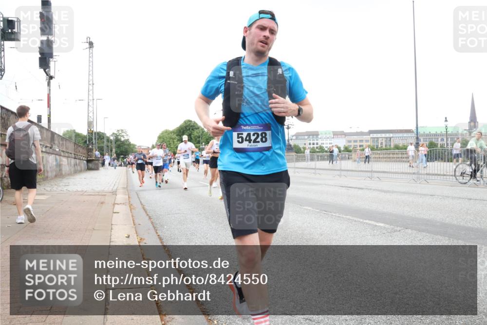 29.06.2025 - hella hamburg halbmarathon Lena Gebhardt http://msf.ph/oto/8424550 29.06.2025 10:53:22 Lombardsbrücke 5428, 1340, 1709, 1900, 1906, 1984, 2065, 2291, 2409, 2429, 2701, 2988, 3226, 3787, 4195, 4595, 4626, 5428, 5562, 5815, 5857, 6041, 6044, 6135, 6306, 6521, 6913, 6996, 7068, 7483, 7537, 7611, 7681, 7876, 7890, 8189, 8212, 8414, 8515, 8906, 9077, 9456, 9685, 9764, 9785, 10043, 10175, 10417, 10490, 10568, 10661, 11520, 11524, 12193, 12219, 12700, 13489, 13916, 13917, 14038, 14765, 14807, 14977, 14979, 16137 meine-sportfotos.de