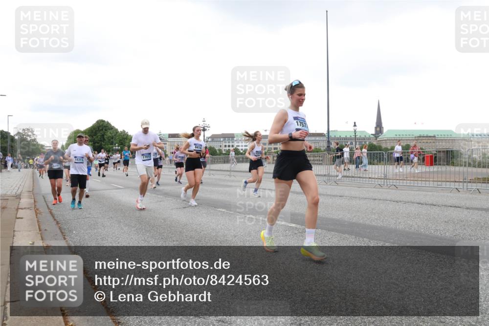 29.06.2025 - hella hamburg halbmarathon Lena Gebhardt http://msf.ph/oto/8424563 29.06.2025 10:53:24 Lombardsbrücke 50490, 18311, 17012, 8414, 17577, 1340, 1709, 1900, 1906, 1984, 2065, 2291, 2409, 2429, 2988, 3226, 3787, 4195, 4595, 4626, 5428, 5562, 5815, 5857, 6041, 6044, 6135, 6306, 6521, 6913, 6996, 7068, 7483, 7537, 7611, 7681, 7876, 7890, 8189, 8212, 8414, 8515, 8906, 9077, 9456, 9531, 9685, 9764, 9785, 10043, 10175, 10417, 10490, 10568, 10661, 11520, 11524, 12193, 12219, 12700, 13489, 13916, 13917, 14038, 14765, 14807, 14977, 14979, 16137 meine-sportfotos.de