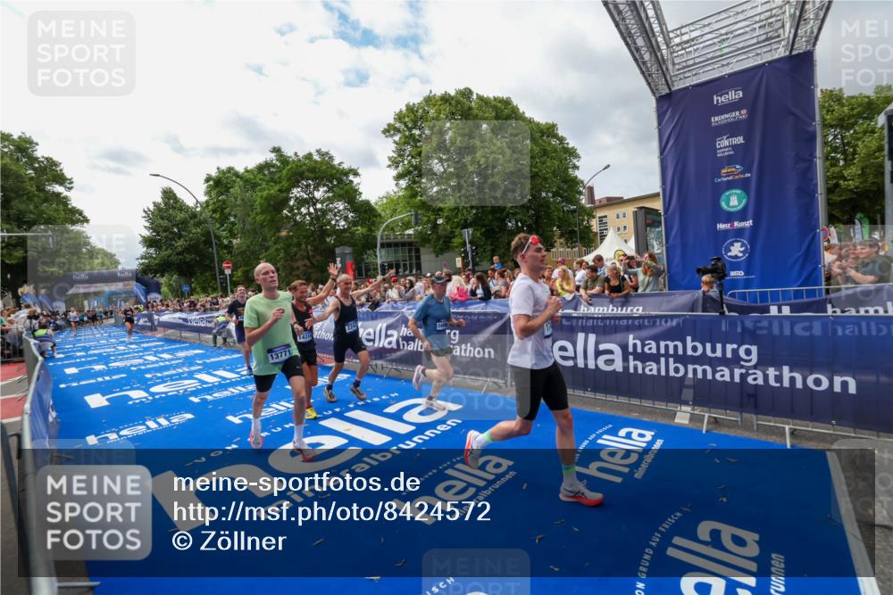 29.06.2025 - hella hamburg halbmarathon Zöllner http://msf.ph/oto/8424572 29.06.2025 10:33:55 Ziel 1743, 2228, 2243, 10865, 13771, 14310, 14466, 15500, 16243 meine-sportfotos.de