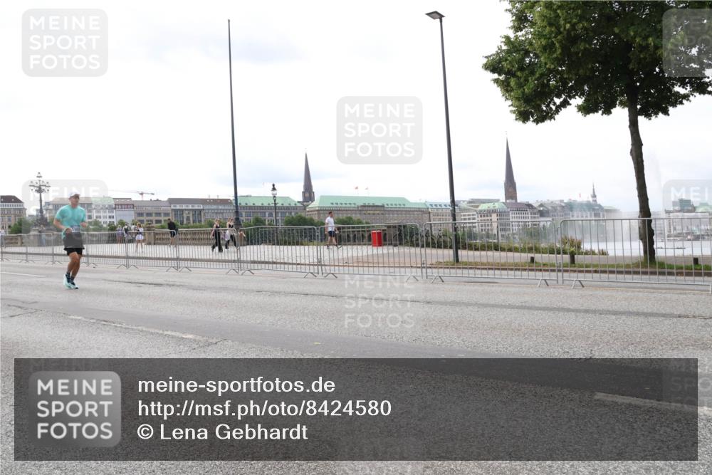 29.06.2025 - hella hamburg halbmarathon Lena Gebhardt http://msf.ph/oto/8424580 29.06.2025 10:28:30 Lombardsbrücke 1557, 3445, 4700, 5249, 5250, 5369, 5604, 5718, 5903, 5939, 6102, 6418, 7667, 7980, 8215, 8327, 8560, 9642, 9653, 9654, 9716, 9855, 10068, 10434, 12842, 13045, 13296, 13400, 13568, 13678, 14017, 14155, 15123, 15256, 15608, 16125, 16643, 18256, 18293, 18604, 19180 meine-sportfotos.de