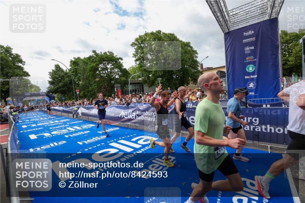 29.06.2025 - hella hamburg halbmarathon Zöllner http://msf.ph/oto/8424593 29.06.2025 10:33:55 Ziel 1743, 2228, 2243, 10865, 13771, 14310, 14466, 15500, 16243 meine-sportfotos.de
