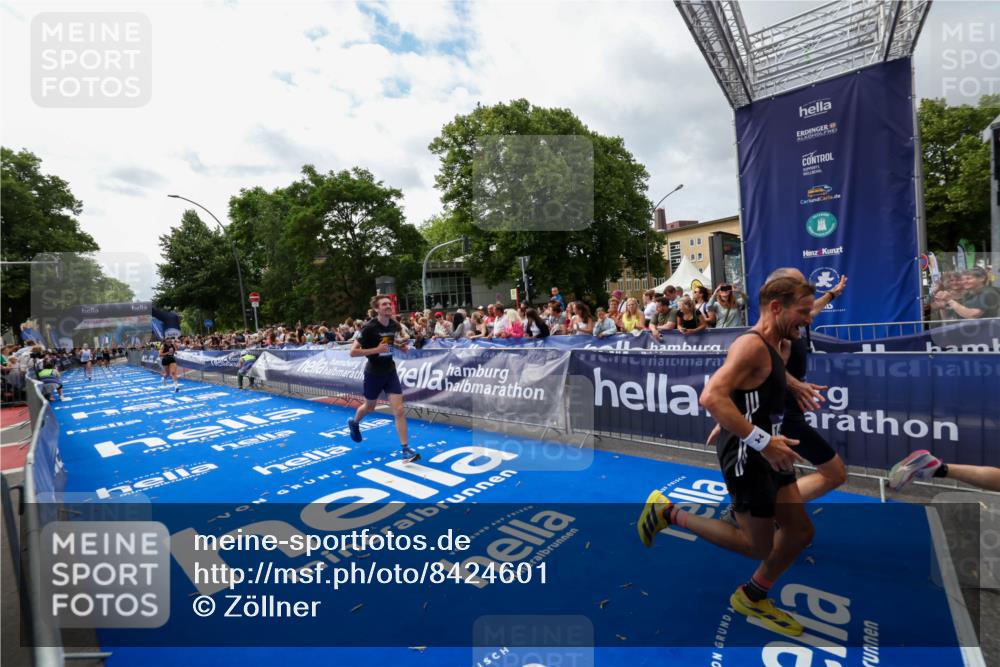 29.06.2025 - hella hamburg halbmarathon Zöllner http://msf.ph/oto/8424601 29.06.2025 10:33:56 Ziel 1743, 2243, 10865, 13771, 14310, 14466, 15500, 16243 meine-sportfotos.de