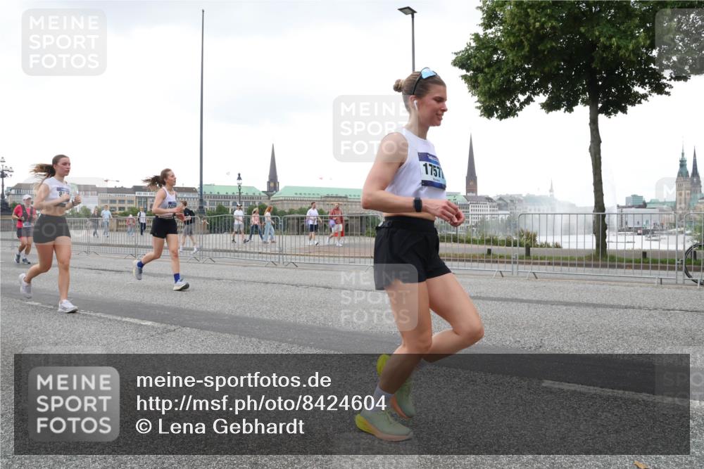 29.06.2025 - hella hamburg halbmarathon Lena Gebhardt http://msf.ph/oto/8424604 29.06.2025 10:53:24 Lombardsbrücke 1757, 1340, 1709, 1900, 1906, 1984, 2065, 2291, 2409, 2429, 2988, 3226, 3787, 4195, 4595, 4626, 5428, 5562, 5815, 5857, 6041, 6044, 6135, 6306, 6521, 6913, 6996, 7068, 7483, 7537, 7611, 7681, 7876, 7890, 8189, 8212, 8414, 8515, 8906, 9077, 9456, 9531, 9685, 9764, 9785, 10043, 10175, 10417, 10490, 10568, 10661, 11520, 11524, 12193, 12219, 12700, 13489, 13916, 13917, 14038, 14765, 14807, 14977, 14979, 16137 meine-sportfotos.de