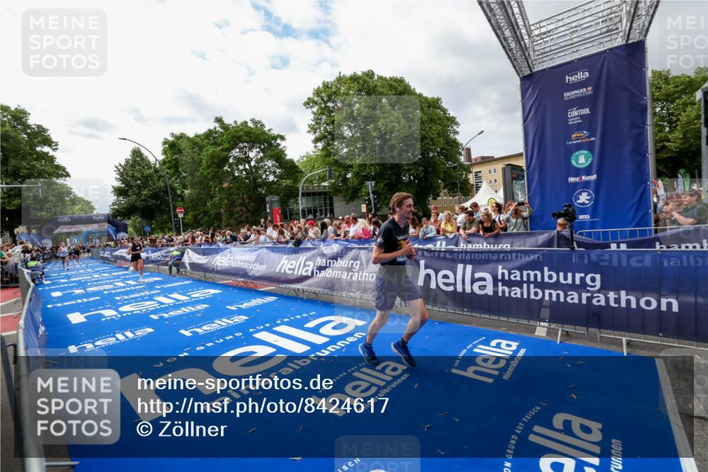 29.06.2025 - hella hamburg halbmarathon Zöllner http://msf.ph/oto/8424617 29.06.2025 10:33:56 Ziel 1743, 2243, 10865, 13771, 14310, 14466, 15500, 16243 meine-sportfotos.de
