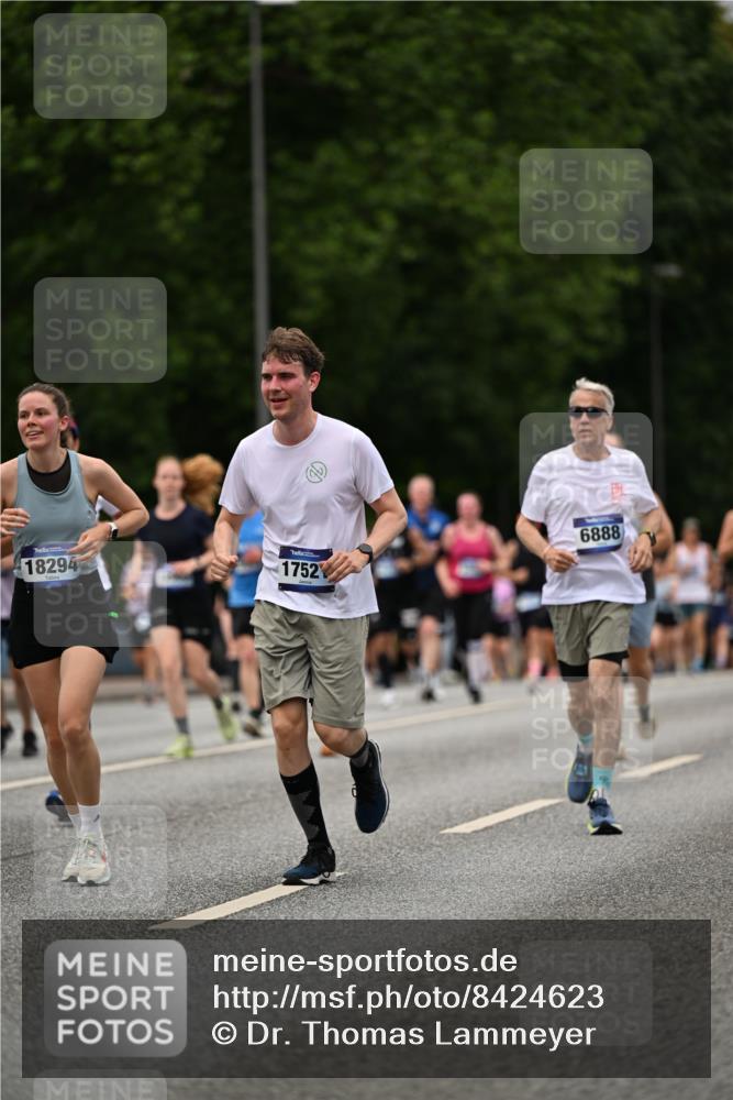 29.06.2025 - hella hamburg halbmarathon Dr. Thomas Lammeyer http://msf.ph/oto/8424623 29.06.2025 10:49:33 Kennedybrücke 1024, 1774, 1798, 2550, 2779, 3570, 4275, 4337, 4388, 5099, 5949, 6002, 6841, 6888, 7216, 7859, 8605, 8745, 8907, 9084, 9085, 10668, 10727 meine-sportfotos.de