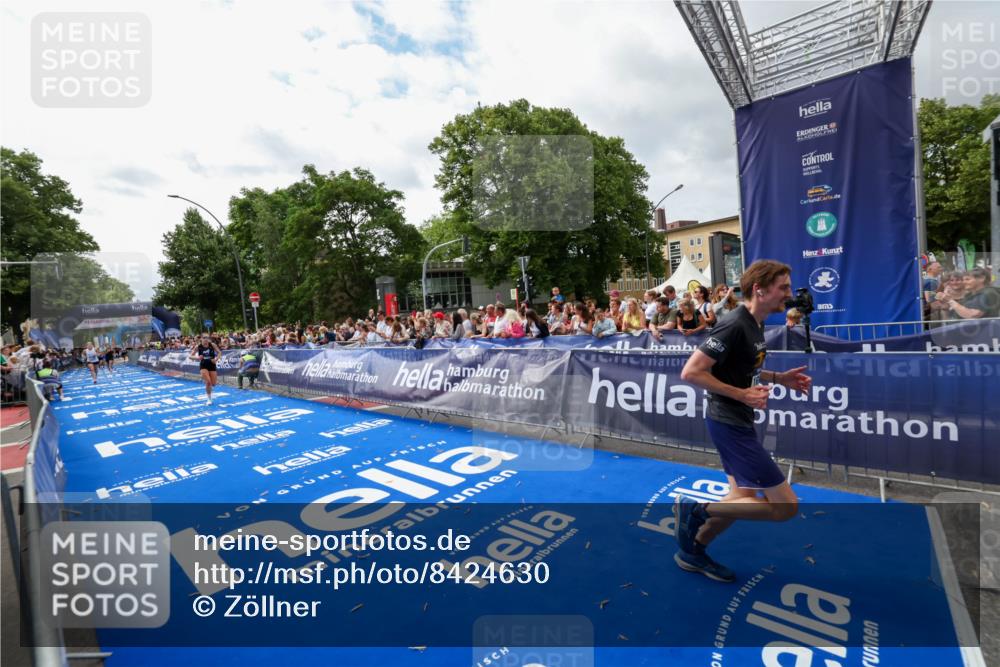 29.06.2025 - hella hamburg halbmarathon Zöllner http://msf.ph/oto/8424630 29.06.2025 10:33:57 Ziel 10865, 15500, 16243 meine-sportfotos.de