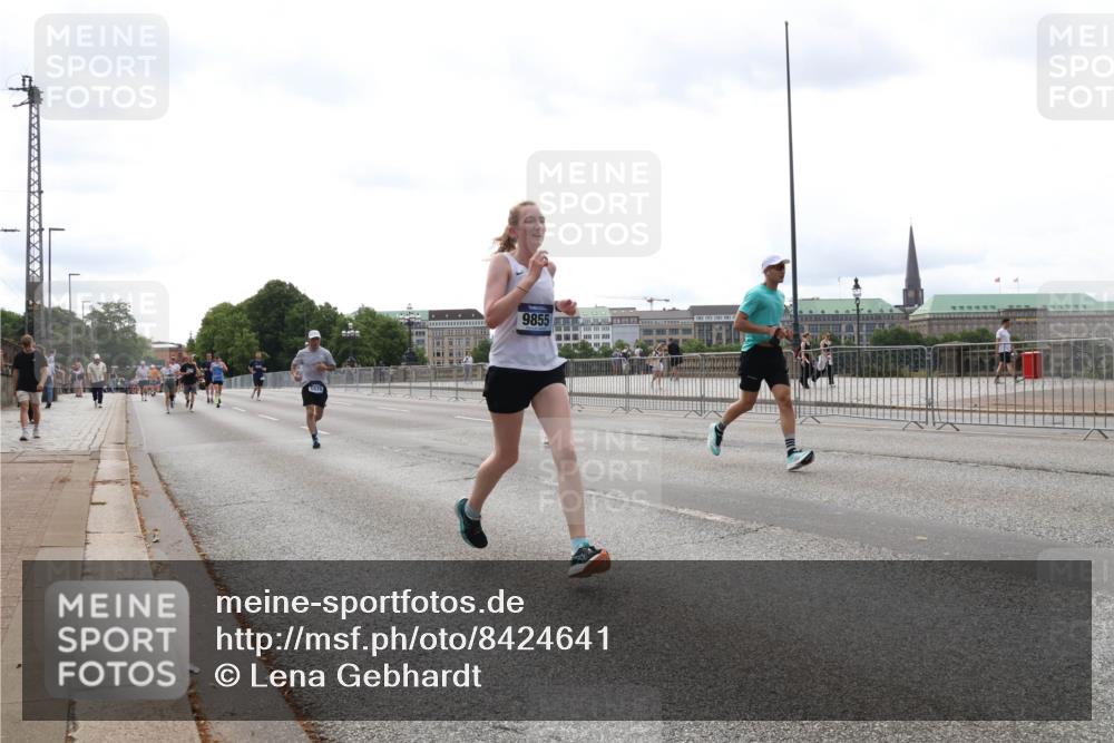 29.06.2025 - hella hamburg halbmarathon Lena Gebhardt http://msf.ph/oto/8424641 29.06.2025 10:28:31 Lombardsbrücke 5939, 9855, 1557, 3445, 4700, 5249, 5250, 5369, 5604, 5718, 5903, 5939, 6102, 6418, 7667, 7980, 8215, 8327, 8560, 9642, 9653, 9654, 9716, 9855, 10068, 10434, 12842, 13045, 13296, 13400, 13568, 13678, 14017, 14155, 15123, 15256, 16125, 16643, 18256, 18293, 18604, 19180 meine-sportfotos.de