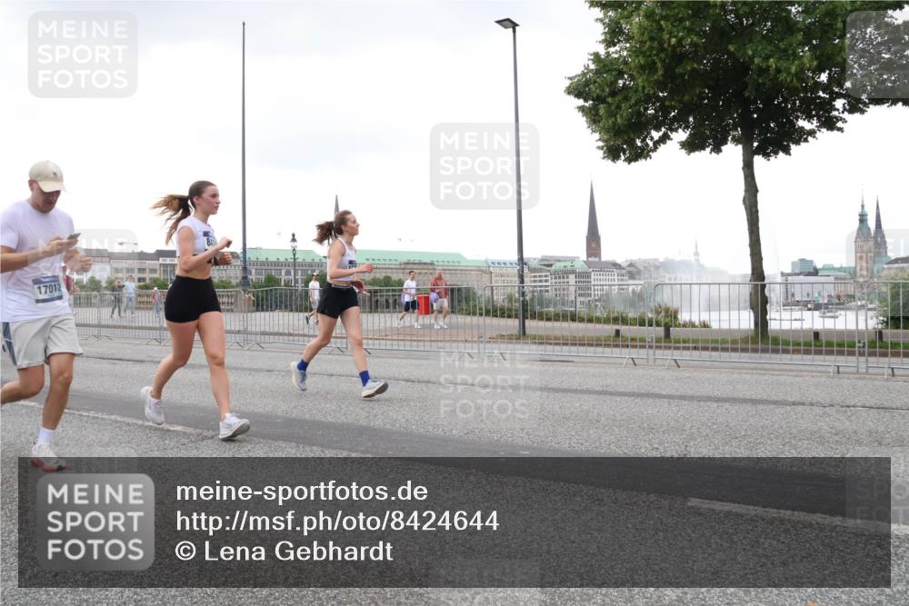 29.06.2025 - hella hamburg halbmarathon Lena Gebhardt http://msf.ph/oto/8424644 29.06.2025 10:53:25 Lombardsbrücke 17012, 841, 1340, 1709, 1900, 1906, 1984, 2065, 2291, 2409, 2429, 2988, 3226, 3787, 4195, 4595, 4626, 5428, 5562, 5815, 5857, 6041, 6044, 6135, 6306, 6521, 6913, 6996, 7039, 7068, 7483, 7537, 7611, 7681, 7876, 7890, 8189, 8212, 8414, 8515, 8906, 9077, 9456, 9531, 9685, 9764, 9785, 10043, 10175, 10417, 10490, 10568, 10661, 11520, 11524, 12193, 12219, 12700, 13489, 13916, 13917, 14038, 14765, 14807, 14977, 14979, 16137 meine-sportfotos.de