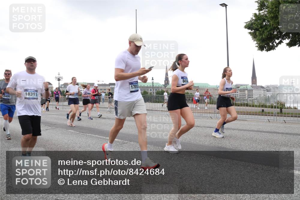 29.06.2025 - hella hamburg halbmarathon Lena Gebhardt http://msf.ph/oto/8424684 29.06.2025 10:53:26 Lombardsbrücke 2409, 18311, 17012, 14419, 8414, 1340, 1709, 1900, 1906, 1984, 2065, 2291, 2409, 2429, 2988, 3226, 3787, 4195, 4595, 4626, 5428, 5562, 5815, 5857, 6041, 6044, 6135, 6306, 6521, 6913, 6996, 7039, 7068, 7483, 7537, 7611, 7681, 7876, 7890, 8189, 8212, 8414, 8515, 8906, 9077, 9456, 9531, 9685, 9764, 9771, 9785, 10043, 10175, 10417, 10490, 10568, 10661, 11520, 11524, 12193, 12219, 12700, 13489, 13916, 13917, 14038, 14807, 14977, 14979, 16137 meine-sportfotos.de