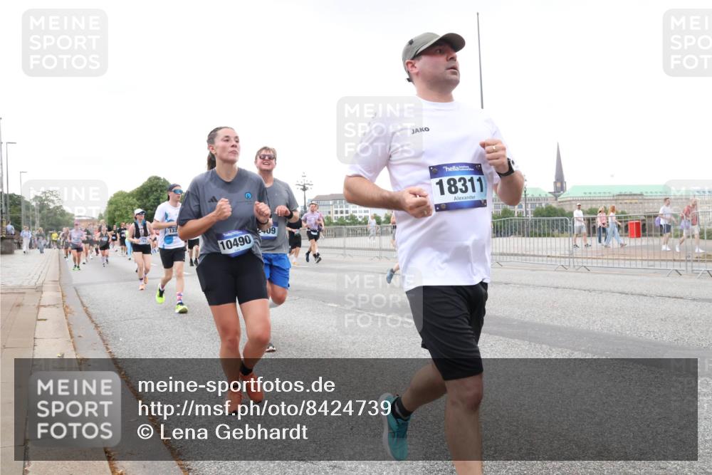 29.06.2025 - hella hamburg halbmarathon Lena Gebhardt http://msf.ph/oto/8424739 29.06.2025 10:53:27 Lombardsbrücke 10490, 09, 18311, 1340, 1709, 1900, 1906, 1984, 2065, 2291, 2409, 2429, 3226, 4195, 4595, 4626, 5428, 5562, 5815, 5856, 5857, 6041, 6044, 6135, 6306, 6521, 6913, 6996, 7039, 7068, 7483, 7537, 7611, 7681, 7876, 7890, 8189, 8212, 8414, 8515, 8906, 9077, 9456, 9531, 9685, 9764, 9771, 9785, 10043, 10175, 10490, 10661, 11520, 11524, 12193, 12219, 12700, 13489, 13916, 13917, 14038, 14977, 14979, 16137 meine-sportfotos.de