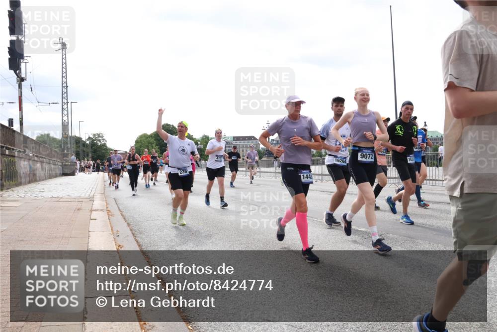 29.06.2025 - hella hamburg halbmarathon Lena Gebhardt http://msf.ph/oto/8424774 29.06.2025 10:43:18 Lombardsbrücke 236, 4177, 11443, 9072, 162, 16264, 1149, 1155, 1467, 1788, 1816, 1878, 2103, 2158, 2267, 2361, 2450, 2509, 2971, 3074, 3238, 3329, 3378, 3390, 3518, 3638, 3764, 4056, 4105, 4177, 4302, 4367, 4385, 4680, 5067, 5268, 5370, 5610, 5720, 5755, 5967, 6012, 6096, 6226, 6440, 6931, 7043, 7197, 7461, 7872, 7926, 8135, 8184, 8233, 8408, 8435, 8795, 8991, 9072, 9304, 9378, 9639, 9641, 9644, 9831, 9976, 10008, 10083, 10180, 10200, 10202, 11710, 13049 meine-sportfotos.de