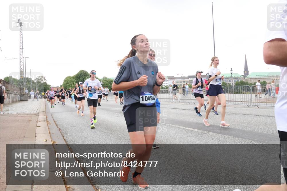 29.06.2025 - hella hamburg halbmarathon Lena Gebhardt http://msf.ph/oto/8424777 29.06.2025 10:53:27 Lombardsbrücke 3326, 10490, 419, 14415, 1340, 1709, 1900, 1906, 1984, 2065, 2291, 2409, 2429, 3226, 4195, 4595, 4626, 5428, 5562, 5815, 5856, 5857, 6041, 6044, 6135, 6306, 6521, 6913, 6996, 7039, 7068, 7483, 7537, 7611, 7681, 7876, 7890, 8189, 8212, 8414, 8515, 8906, 9077, 9456, 9531, 9685, 9764, 9771, 9785, 10043, 10175, 10490, 10661, 11520, 11524, 12193, 12219, 12700, 13489, 13916, 13917, 14038, 14977, 14979, 16137 meine-sportfotos.de