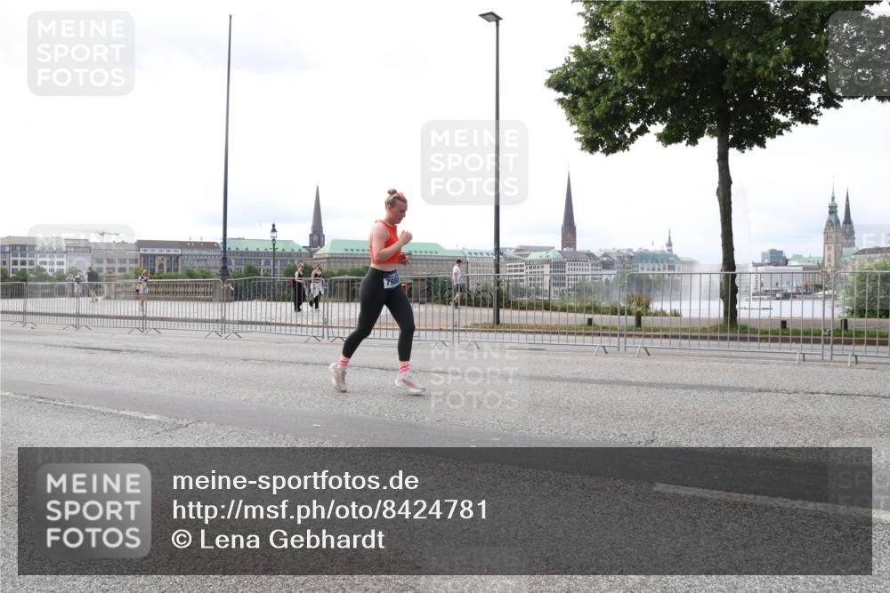 29.06.2025 - hella hamburg halbmarathon Lena Gebhardt http://msf.ph/oto/8424781 29.06.2025 10:28:33 Lombardsbrücke 1518, 1557, 3445, 4700, 4834, 5249, 5250, 5369, 5604, 5718, 5903, 5939, 6102, 6418, 7667, 7980, 8215, 8327, 8560, 9642, 9653, 9654, 9716, 9855, 10068, 10434, 13045, 13296, 13400, 13568, 14017, 14155, 15123, 15256, 16125, 16643, 18256, 18293, 18604, 19180 meine-sportfotos.de