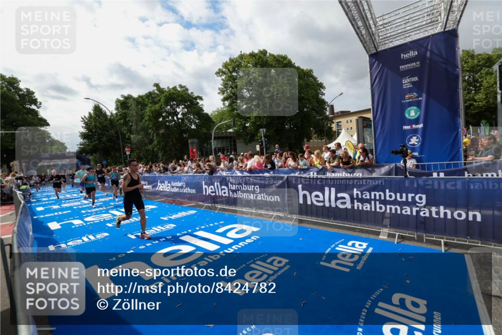 29.06.2025 - hella hamburg halbmarathon Zöllner http://msf.ph/oto/8424782 29.06.2025 10:34:05 Ziel 9345, 9519, 11019, 11227, 13066, 13493, 13494, 14448, 15268, 16724, 17877 meine-sportfotos.de